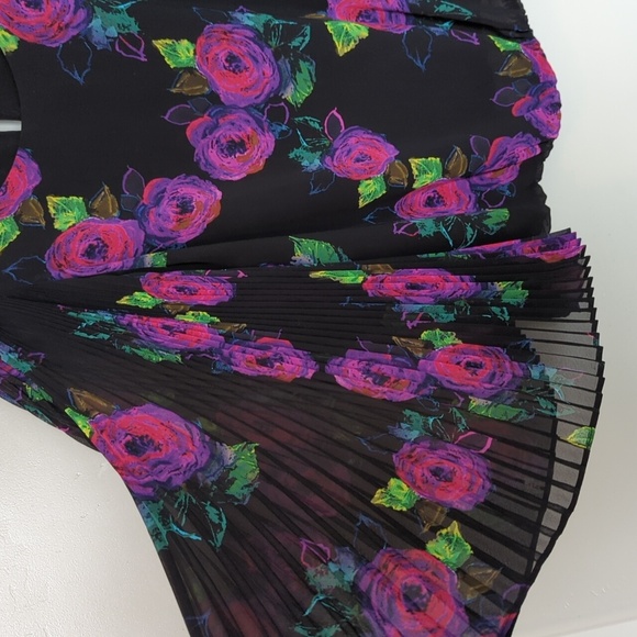 Chaus New York Rose Pleated Sleeve Blouse - Picture 6 of 8